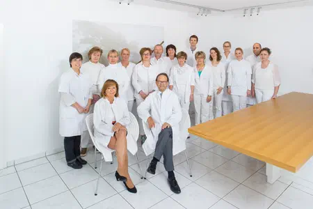 Gruppenfoto in einem hellen Raum.