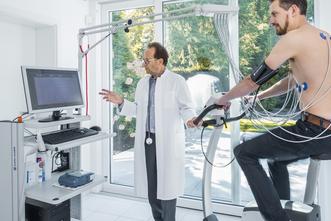 Arzt untersucht Patient mit Hilfe eines Ultraschallgeräts.