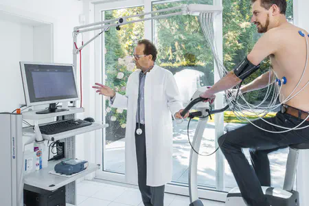 Arzt untersucht Patient mit Hilfe eines Ultraschallgeräts.
