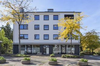 Großes Gebäude im herbstlichen Licht.